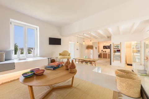 TV and multimedia, Living room, Seating area, Dining area