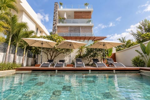 Property building, Swimming pool, sunbed