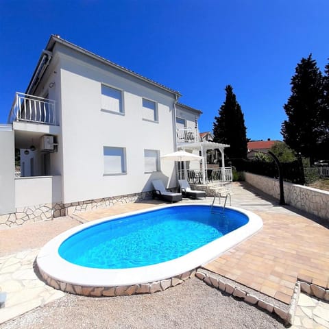 Property building, Swimming pool, sunbed