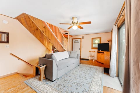 River Road Treehouse Retreat House in Capital District, NY, USA