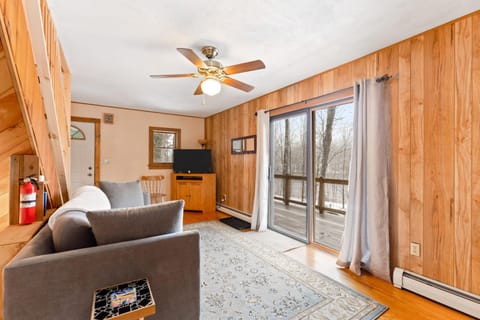 River Road Treehouse Retreat House in Capital District, NY, USA