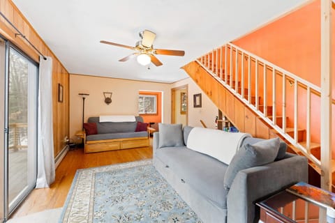 River Road Treehouse Retreat House in Capital District, NY, USA