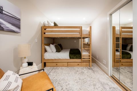 Bedroom, bunk bed
