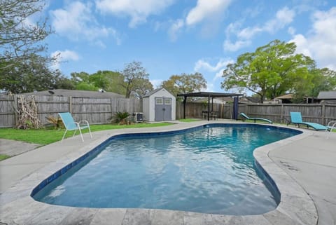 Pool view, Swimming pool, sunbed