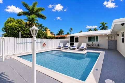 Property building, Patio, Pool view, Swimming pool, sunbed