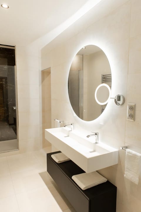 Shower, Bathroom, hair dryier, towels