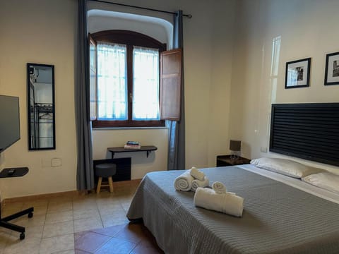 Bed, TV and multimedia, Photo of the whole room, Bedroom