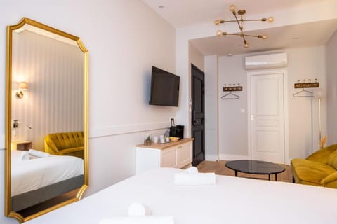TV and multimedia, Photo of the whole room, Bedroom