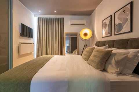 Bed, TV and multimedia, Photo of the whole room, Bedroom, air conditioner