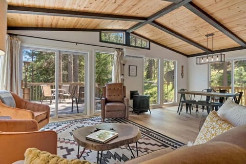 Patio, Day, View (from property/room), Balcony/Terrace, Living room, Seating area, Dining area