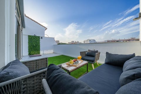 Shower, View (from property/room), Balcony/Terrace, Living room, Dining area