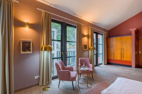 Photo of the whole room, Seating area