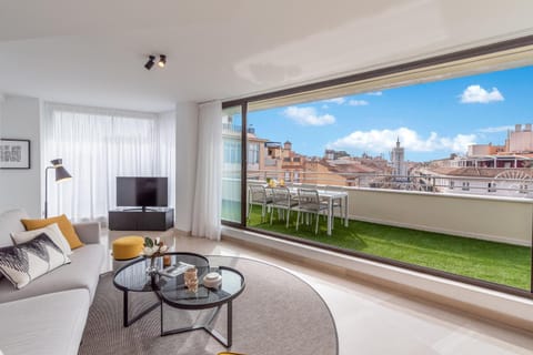 Communal lounge/ TV room, Communal lounge/ TV room, Day, TV and multimedia, View (from property/room), Balcony/Terrace, Living room, Seating area, City view