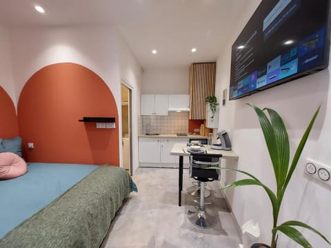 Bed, TV and multimedia, Kitchen or kitchenette, Photo of the whole room, Dining area