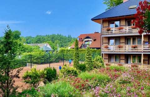 Property building, Day, Natural landscape, Garden, Garden view