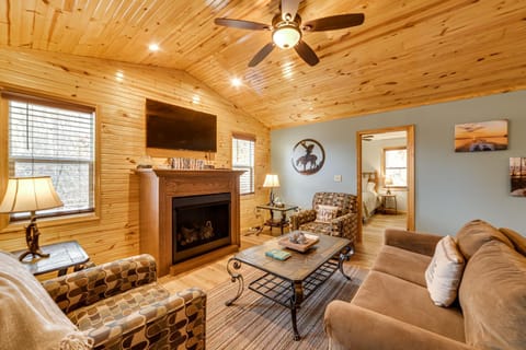 Cozy Waverly Cabin with Fireplace and Deck! Cabin in Tennessee