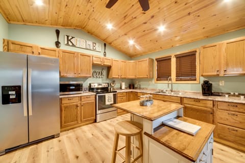 Cozy Waverly Cabin with Fireplace and Deck! Cabin in Tennessee