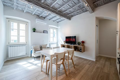 Communal lounge/ TV room, TV and multimedia, Kitchen or kitchenette, Living room, Seating area, Dining area, Evening entertainment, internet