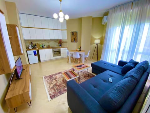 Kitchen or kitchenette, Living room, Seating area, Dining area, oven