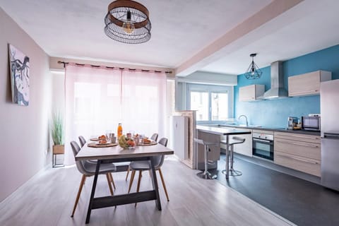 Kitchen or kitchenette, Dining area, minibar, pet friendly, stove