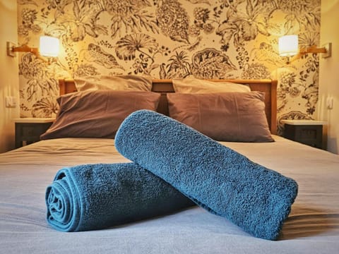 Bed, Bedroom, towels