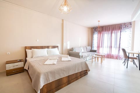 Bed, Living room, Photo of the whole room, Seating area, Bedroom, towels