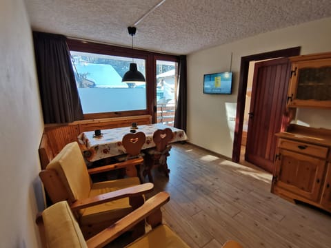 Communal lounge/ TV room, TV and multimedia, Dining area