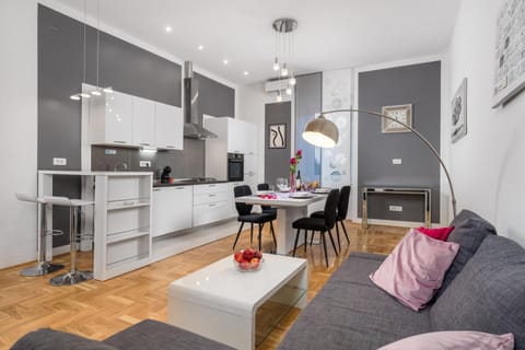 Kitchen or kitchenette, Living room, Seating area, Dining area, pet friendly, stove