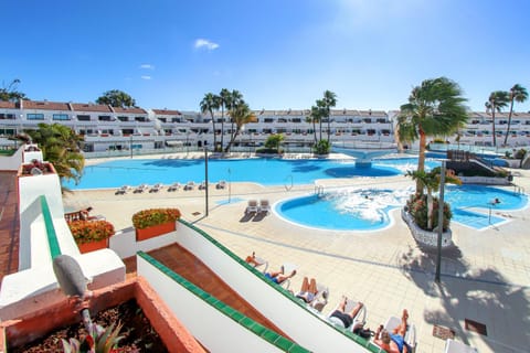 Property building, Pool view, Swimming pool, sunbed