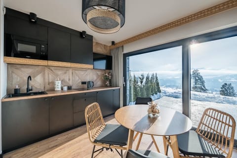 Balcony/Terrace, Kitchen or kitchenette, Living room, Seating area, Mountain view