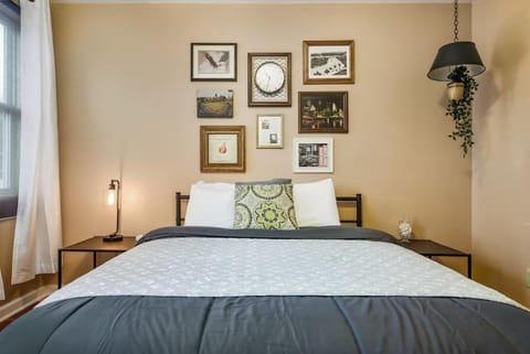 HostWise Stays - The Ocala - Free Parking, Cool Space, Spiral Stairs House in Pittsburgh