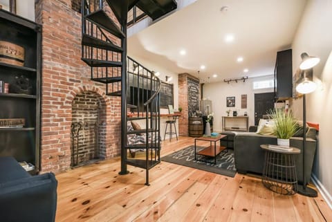 HostWise Stays - The Ocala - Free Parking, Cool Space, Spiral Stairs House in Pittsburgh