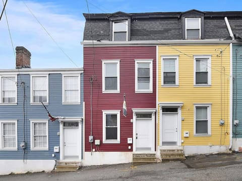 HostWise Stays - The Ocala - Free Parking, Cool Space, Spiral Stairs House in Pittsburgh