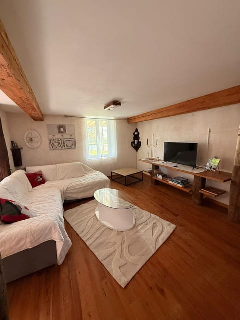Communal lounge/ TV room, TV and multimedia, Seating area