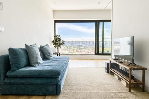 TV and multimedia, View (from property/room), Balcony/Terrace, Living room, Seating area, City view, Garden view, Landmark view, Pool view, air conditioner