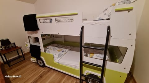 Property building, Bed, Photo of the whole room, Bedroom, children, young children, bunk bed