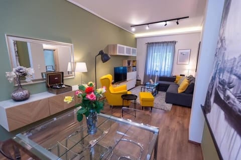 Downtown luxury apartment with backyard Apartment in Volos