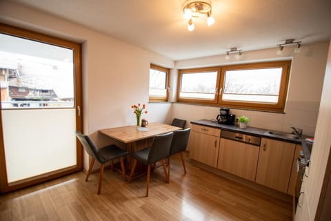 Coffee/tea facilities, Kitchen or kitchenette, Dining area, pet friendly, stove