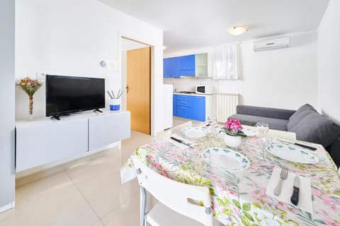Living room, Dining area, air conditioner