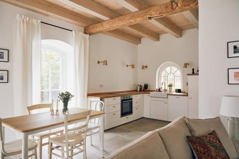 Kitchen or kitchenette, Dining area, pet friendly, stove