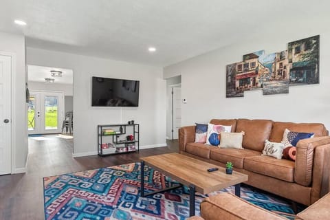 Communal lounge/ TV room, TV and multimedia, Living room, Seating area, Evening entertainment, air conditioner