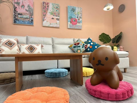 Karaoke, Living room, Decorative detail, Seating area, Evening entertainment, Animals, Pets, Entertainment, Family
