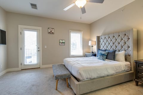 The Celebrity - Minutes to Broadway with a Balcony Apartment in Nashville