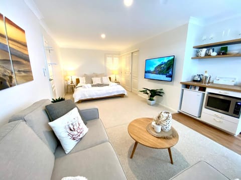 Bed, TV and multimedia, Kitchen or kitchenette, Living room, Seating area, minibar