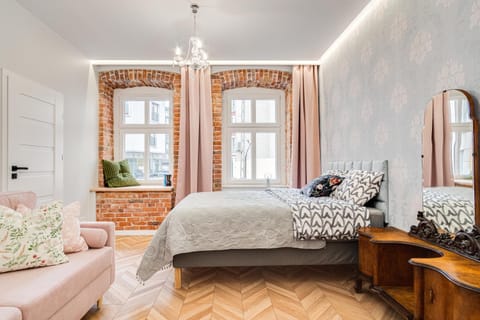 Bed, Photo of the whole room, Seating area, Bedroom