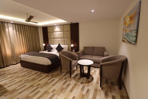 Bed, Living room, Photo of the whole room, Seating area, Bedroom