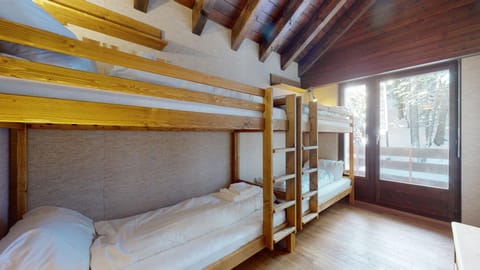 Bedroom, bunk bed