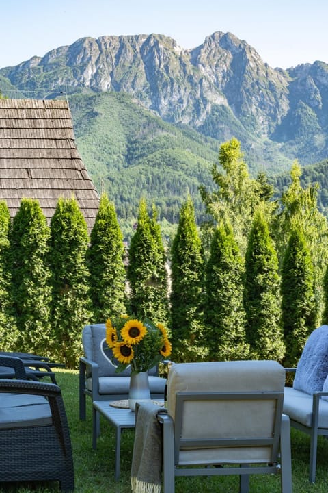 Spring, Off site, Day, Natural landscape, Living room, Seating area, Mountain view