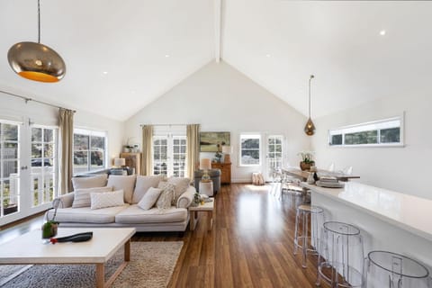 Kitchen or kitchenette, Living room, Seating area, Dining area