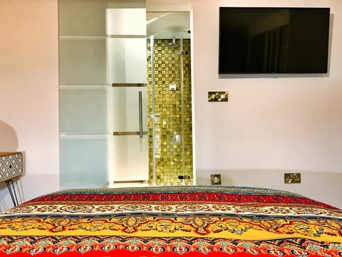 Chy Glynn. Luxury lodge with hot tub and views. House in St Agnes